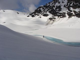 vicino al laghetto glaciale poco sotto la punta