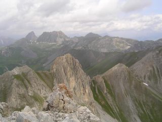 Dal Salè, da dx, pendici m.Omo, Colle Salè, Rocca del Mes, i dui Omini, la Rocca Salè
