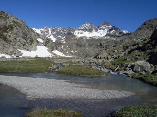 L'ameno Piano della Valletta, sfondo Monveso di Forzo 