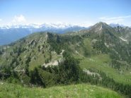 Loccia di Peve (o Pever) a dx, colle/passo e m.Margineta al  centro fotografati dal monte Mater