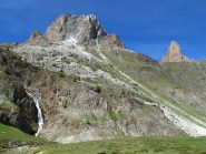  l'Aiguille Large e l'Aiguille Pierre Andrè e la cascata che scende dai lacs de Marinet