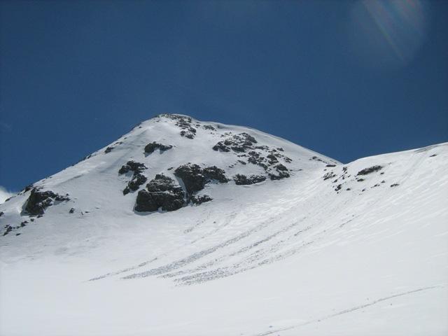 la vetta con sulla dx il ripido pendio da risalire