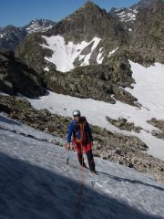 ancora nevai per arrivare all'attacco della via