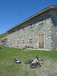 rifugio desolatamente chiuso