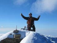 si tocca la vetta principale e quindi, o con una calata in doppia sul versante Est di 6-7 m o con una discesa di 10 m sul versante Ovest se le condizioni della neve lo permettono, si riguadagna la cresta sotto la vetta classica