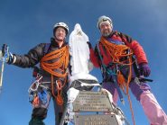 che si raggiunge con un breve passo di arrampicata (2 chiodi a protezione)
