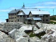 il rifugio appare all'improvviso e sembra un miraggio dovuto alla fame