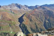 Il percorso per la vetta (in rosso la salita, in giallo la via del ritorno) visto dal Bivacco Comino. In verde il nuovo percorso del sentiero 26