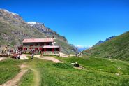 Il rifugio Benevolo con vista sull' alta valle di Rhemes