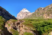 Rocce e pianori sul sentiero verso il rifugio Benevolo, sullo sfondo la Granta Parei