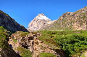 Rocce e pianori sul sentiero verso il rifugio Benevolo, sullo sfondo la Granta Parei