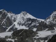   Bernina al centro e rifugio poco sotto