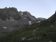 la via di salita sopra il rifugio,al centro il bivacco Spataro