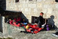 A causa dell'affollamento si dorme fuori