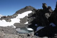 il minuscolo laghetto ghiacciato sotto la cima