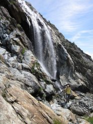 otaner vicino alla cascata