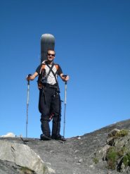 un uomo e il suo menhir