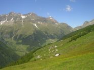 Le baite Redasco e sullo sfondo a dx il passo di Verva