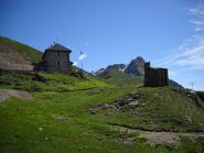 rifugio grassi sullo sfondo il pizzo dei tre signori