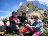 sullo sfondo il caminetto ghiacciato