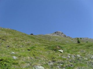 in vista delle vecchie baite e della Becca d'Aver
