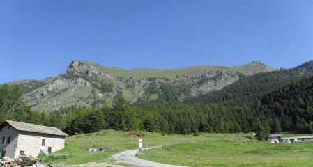 il luogo di partenza con la vista delle due punte: a sinistra la Longhede,a destra la Becca d'Aver