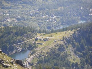 00 - Zoom su lago Arpone e sullo sfondo laghi della Ferrera