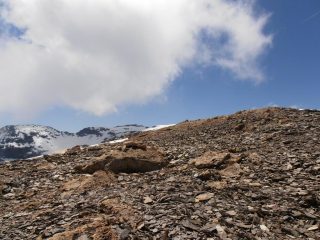 10 - giunti in cresta i grossi massi superati in precedenza lasciano posto a sfasciumi più fini