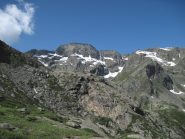 Salendo al colle con la Torre d'Ovarda che domina la valle