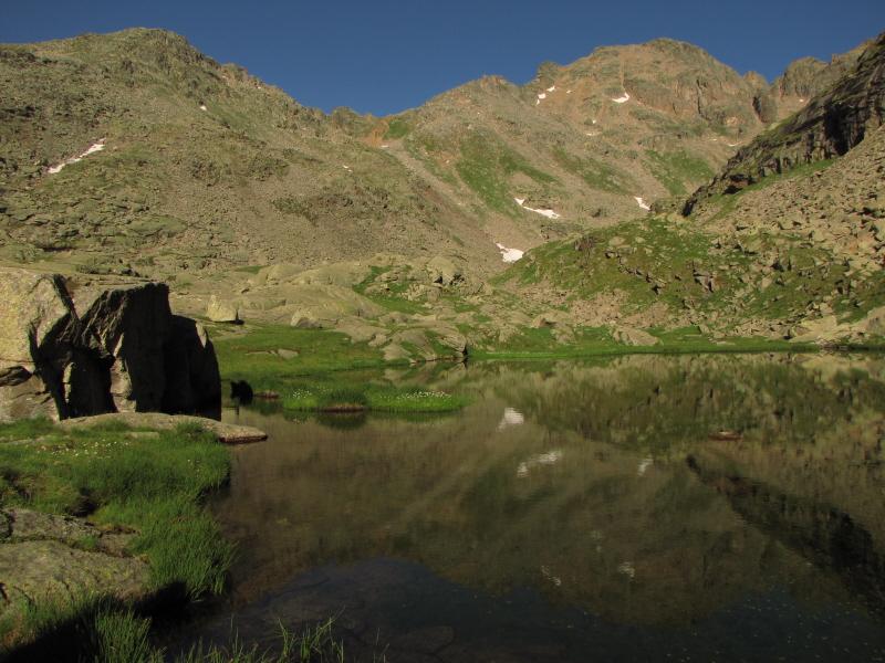 piccola torre allo specchio nel primo laghetto