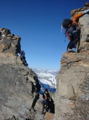 Passaggio esposto, discesa all'ennesimo intaglio e risalita all'ennesimo gendarme...
