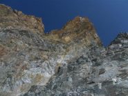   le corde fisse che portano all'inizio della cresta