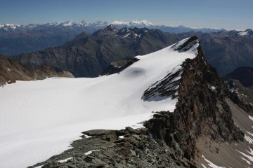 dalla nera uno sguardo verso la rossa