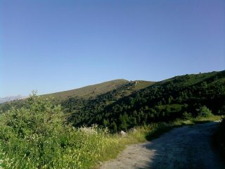 la partenza  con in vista il monte cornet