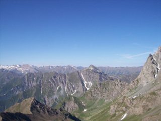 Al centro il M. Giulian 2547m e dietro la P.ta Cornour 2868m