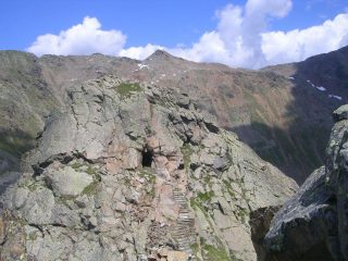 La cima est e l'imbocco della galleria