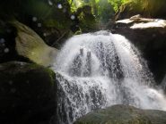 Fede e Tony sotto la cascata ventaglio