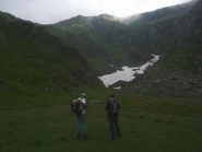 uno sguardo ai ripidi pendii verso la cima