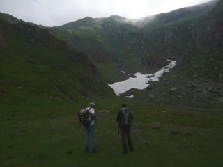 uno sguardo ai ripidi pendii verso la cima