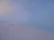 07 - alla base del pendio del Castore, si inizia a salire senza visibilià