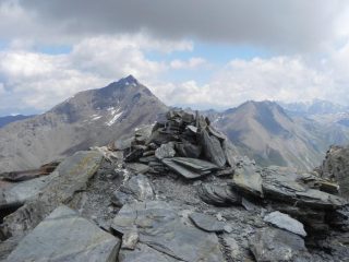 sullo sfondo il Pierre Menue