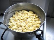 un meraviglioso piatto di ravioli cucinato da mani sapienti