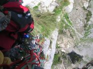 Vista della parete-roccia marcia ed erba....