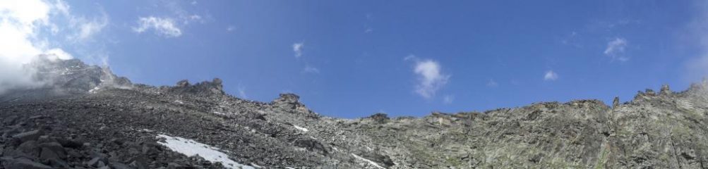 in arrivo al Colle  sulla faticosa morena-pietraia....