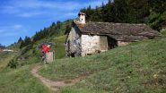 Raffaele nei pressi di un alpeggio lungo il sentiero che porta al Refuge de Vallonbrun (16-7-2011)