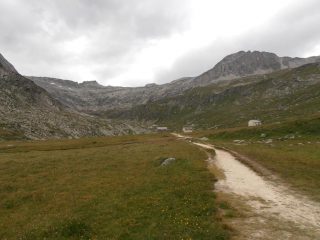 04 - il pianoro arrivando al rifugio
