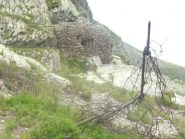 nei pressi dei l.lausfer, alcune fortificazioni del vallo alpino. in 70 anni nessuno ha + rimosso il filo spinato. e non è un caso isolato sulle ns montagne. viva l'italia.