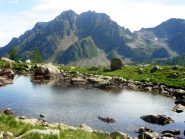 il primo (piccolo) lago - sullo sfondo, sull'altro versante del vallone, la maladecia