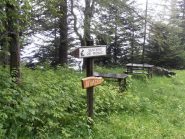 03 - giunti a questo cartello abbandonare la stradina (Che sale) e precorrere il sentiero-stradina pianeggiante