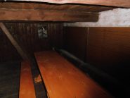 06 - la sala da pranzo, ex stalla, con le vecchie mangiatoie lungo le pareti